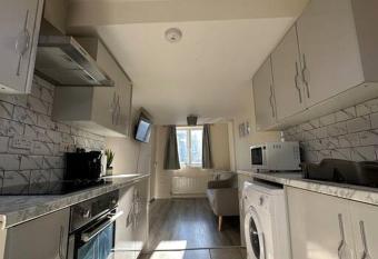 Modern 1 Bed Flat In Derby City allows 18 year olds to book a room