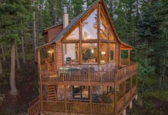 Updated Log Cabin 5 Min Walk to AF Country Club has Balcony rooms