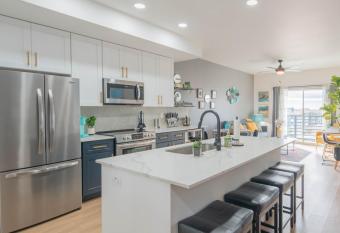 Minutes from Kierland King Bed Lux Pool with View S433 has rooms with a private hot tub