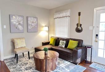 F3 Gem in Central location Scott's Addition has Balcony rooms