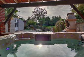 La maison aux escargots *Jacuzzi* allows 18 year olds to book a room