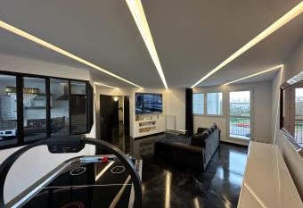 Appartement Luxe Vue sur Mer Calais Plage has rooms with a private hot tub