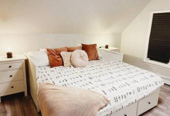 Rose All Day Downtown Mins to Hospital allows 18 year olds to book a room