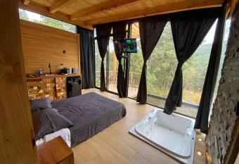 Suite DiCarlo has rooms with a private hot tub