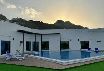 Sheema Lodge has rooms with a private hot tub