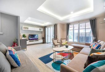 MIQ Home 142 Huai Khwang_NEW4BR/Jodd fair has Balcony rooms