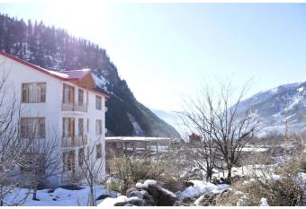 Snow Range Resort And Cottage allows 18 year olds to book a room