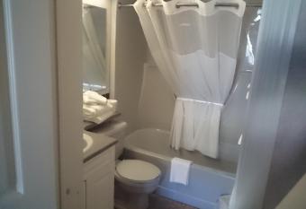 Travelodge by Wyndham Gananoque has rooms with a private hot tub