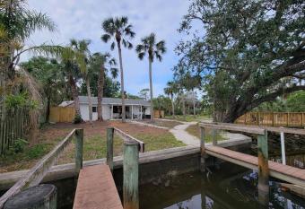 Stingray - Intimate Quaint on Imperial River 1.4 mi. 2 Beach has Balcony rooms
