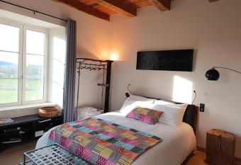 Chambres d h  tes Ancien Presbyt  re de Saint-Mayme allows 18 year olds to book a room