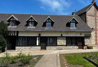 Maison avec chemin  e ancienne - Proche Cabourg has rooms with a private hot tub