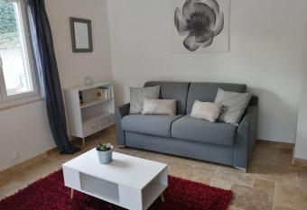 Joli studio calme et moderne has Balcony rooms