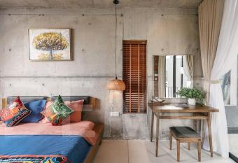 Stunning Unique Pool House - 4 BR - 5WC - 4 minutes to the beach has rooms with a private hot tub