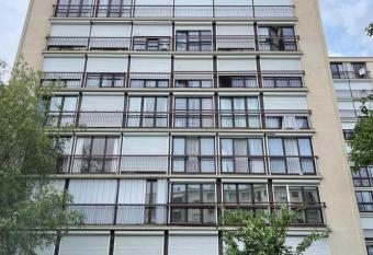 Bail mobilit   r  sidence Chatillon Stalingrad allows 18 year olds to book a room