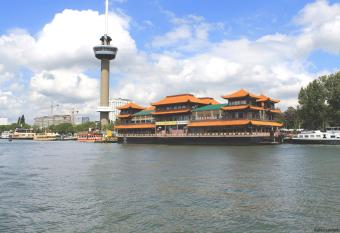 New Ocean Paradise Hotel allows 18 year olds to book a room