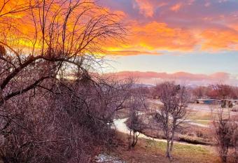 Cozy Retreat 100% remodeled has Balcony rooms