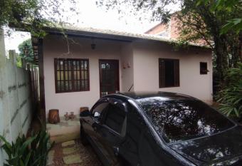 Casa 2 qtos, sendo su  te com cama Queen ar condicionado has Balcony rooms