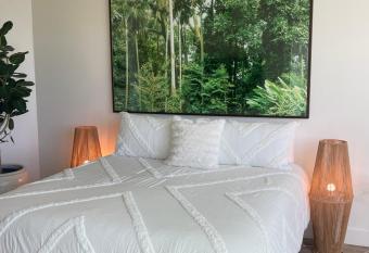 Extraordinary Escape with Rooftop Pool 2 has rooms with a private hot tub