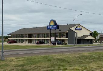 Days Inn by Wyndham Pratt has Smoking rooms