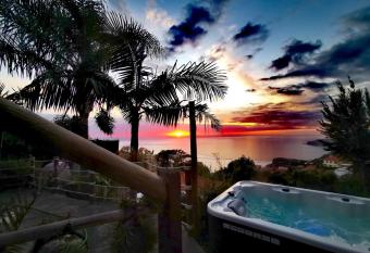 Dazkarizeh73 allows 18 year olds to book a room