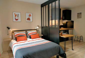 G  te Voyage Appar t 20 min Puy du Fou allows 18 year olds to book a room