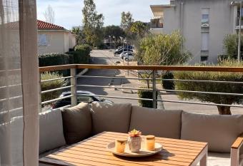 Appartement 2 chambres 6 personnes avec piscine et parking priv   has Balcony rooms