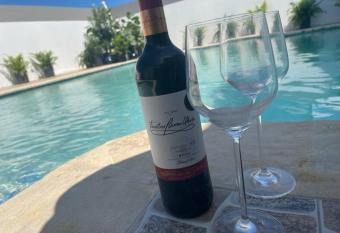 Aqua Loft Suite Couples Retreat has rooms with a private hot tub