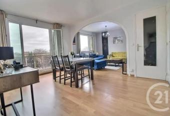 Tr  s charmant appartement proche de Paris has Balcony rooms