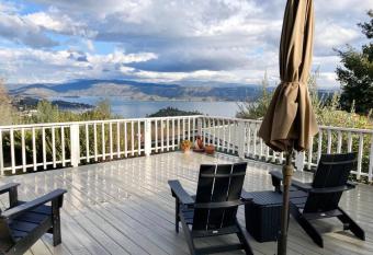 Cozy Lake View House Minutes From Wine Country has Balcony rooms