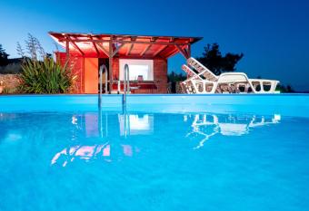 Apartments Ru  a Dragove Dugi otok has rooms with a private hot tub