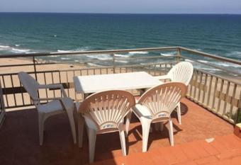 PRIMERA LINEA DE PLAYA-CULLERA allows 18 year olds to book a room