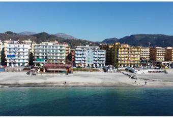 Three Moons Boutique House/Calypso has rooms with a private hot tub