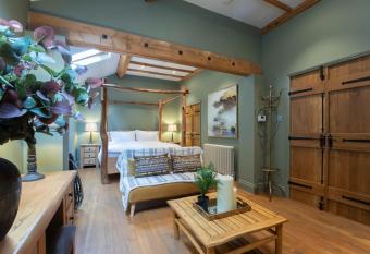 Stable Lodge - Boutique Bed & Breakfast allows 18 year olds to book a room
