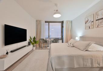 Goodliving Apartments Studio mit Balkon & Netflix allows 18 year olds to book a room
