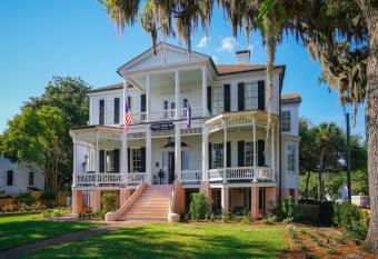 Cuthbert House has Balcony rooms