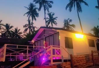 UpExpo Smart* Beachfront Bungalow allows 18 year olds to book a room