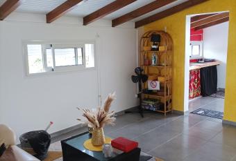 Haut de villa dans le nord de la grande terre (Guadeloupe). has Balcony rooms