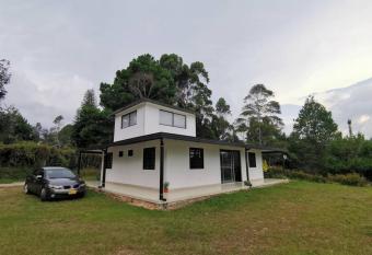 Hermosa finca a 5 minutos aeropuerto has Balcony rooms