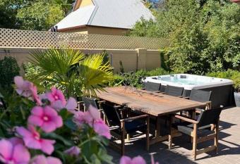 Porters Cottage Oasis has rooms with a private hot tub