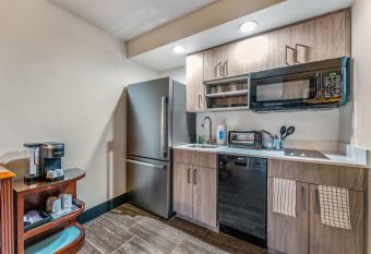 Tempe Promo Studio Apartment allows 18 year olds to book a room