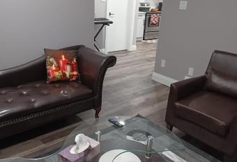 Cozy Basement Suite with private entrance allows 18 year olds to book a room