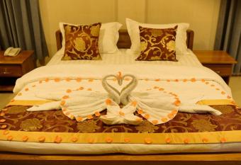 Aung Thu Kha Hotel has rooms with a private hot tub