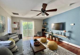 New, Modern, 3 bed/3 bath Apt, 10 miles to DC! allows 18 year olds to book a room