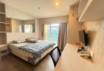 Student Park 815 by We Stay has Balcony rooms