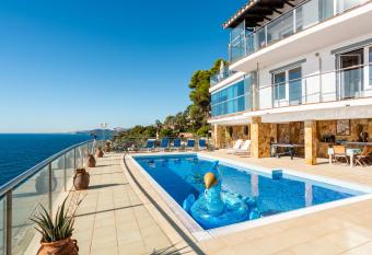 Bergantin 6 rooms has Smoking/Balcony rooms