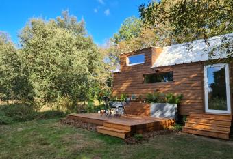 Tiny House Les nuits du Verger allows 18 year olds to book a room