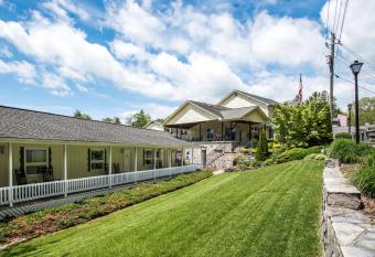 Boxwood Lodge has rooms with a private hot tub