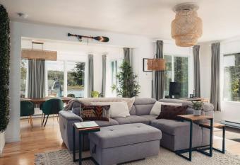 L'Okitaskami Lake access Spa has rooms with a private hot tub