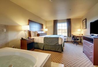 Cobblestone Hotel & Suites - Charlestown has rooms with a private hot tub