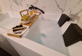 Baignoire Spa - 2 pi  ces moderne allows 18 year olds to book a room